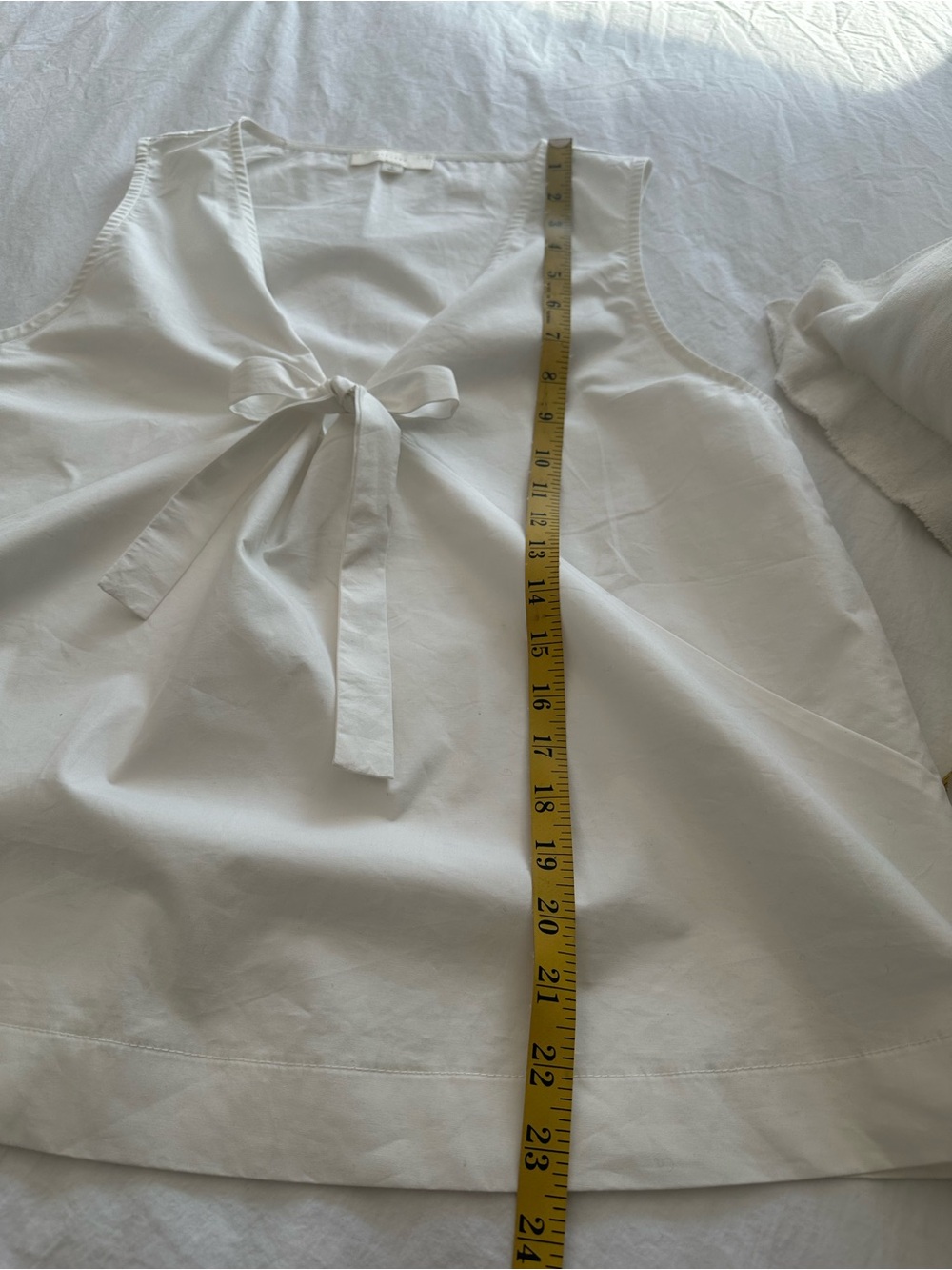All:Row white top with V-neck and bow, size large - Picture 11 of 12
